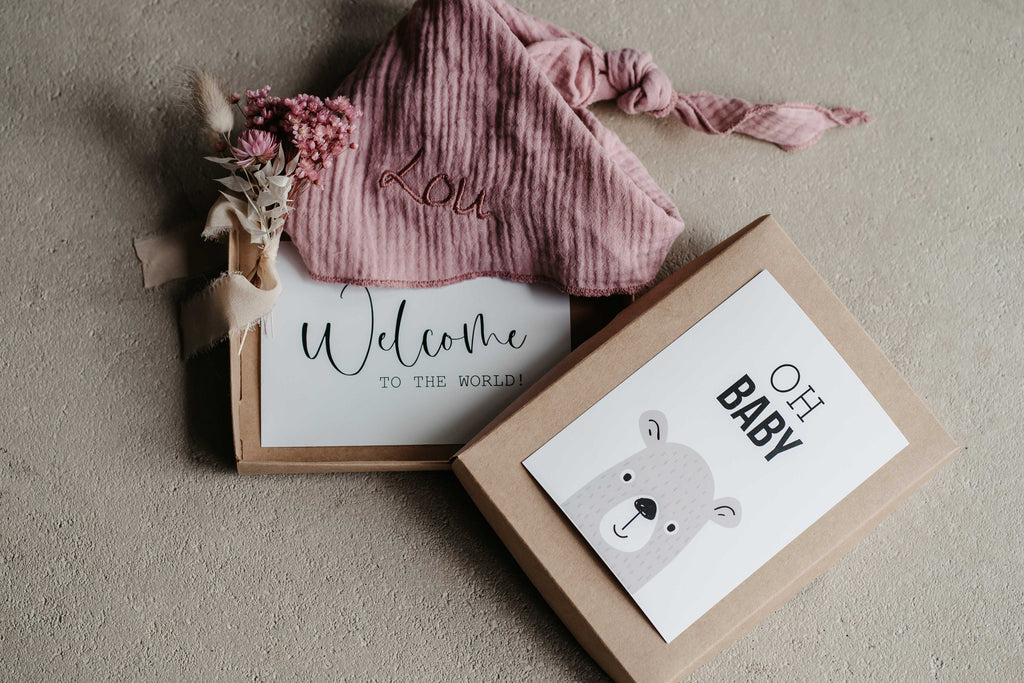 Box mit Karten, einer Trockenblume und einem personalisierten Tuch