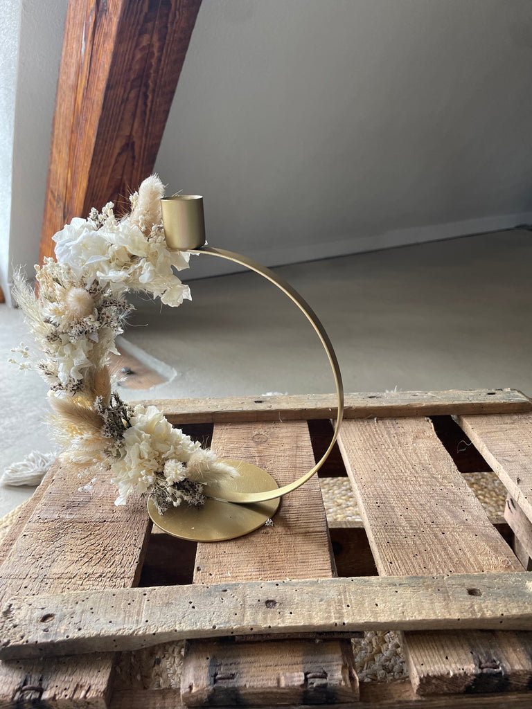 Kerzenständer mit Trockenblumen, Trockenblumen, Kerzenständer