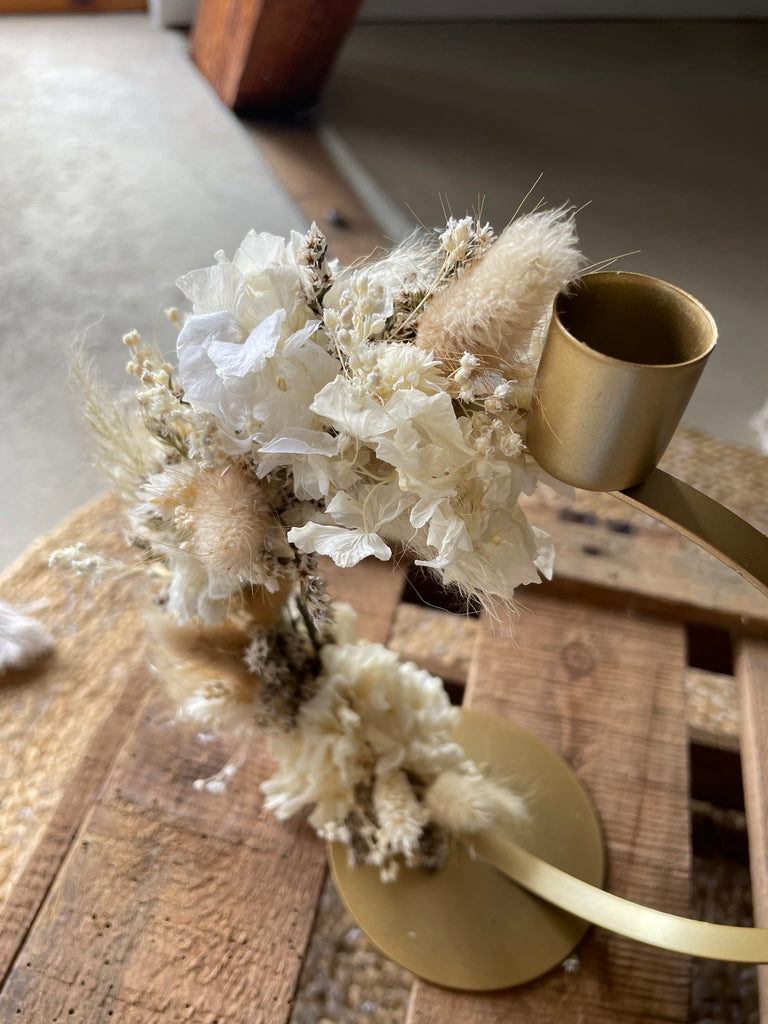 Kerzenständer mit Trockenblumen, Trockenblumen, Kerzenständer