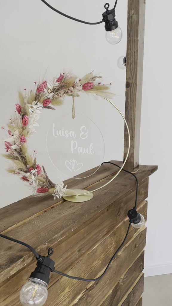 Trockenblumenkranz mit personalisierter "Luisa & Paul" Acrylglasscheibe stehend