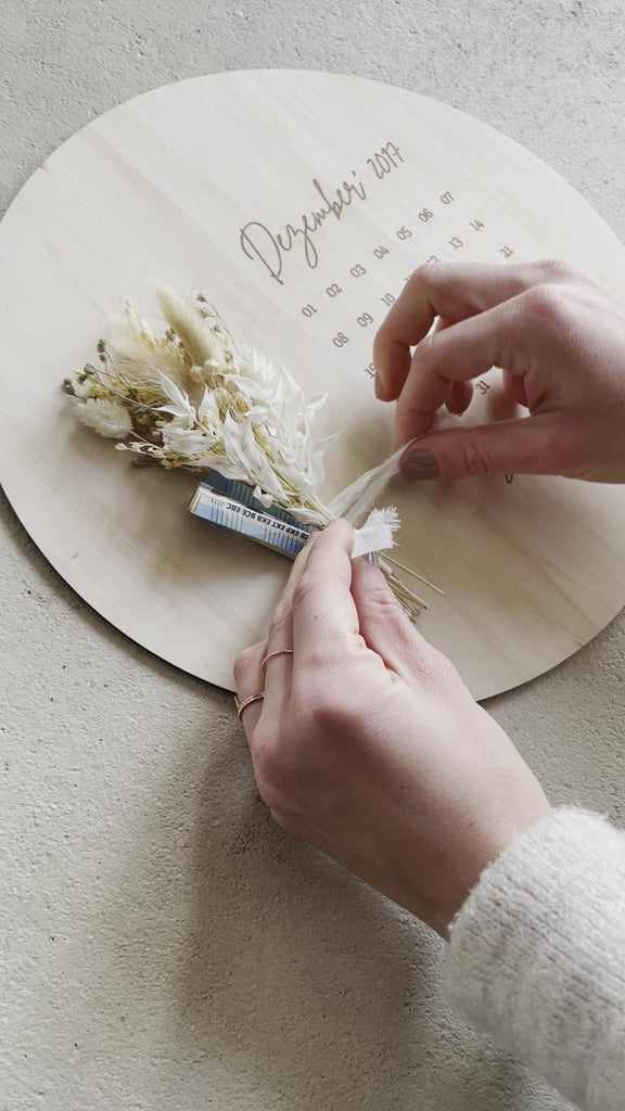 Personalisierte Holzscheibe mit Trockenblumen und Geld