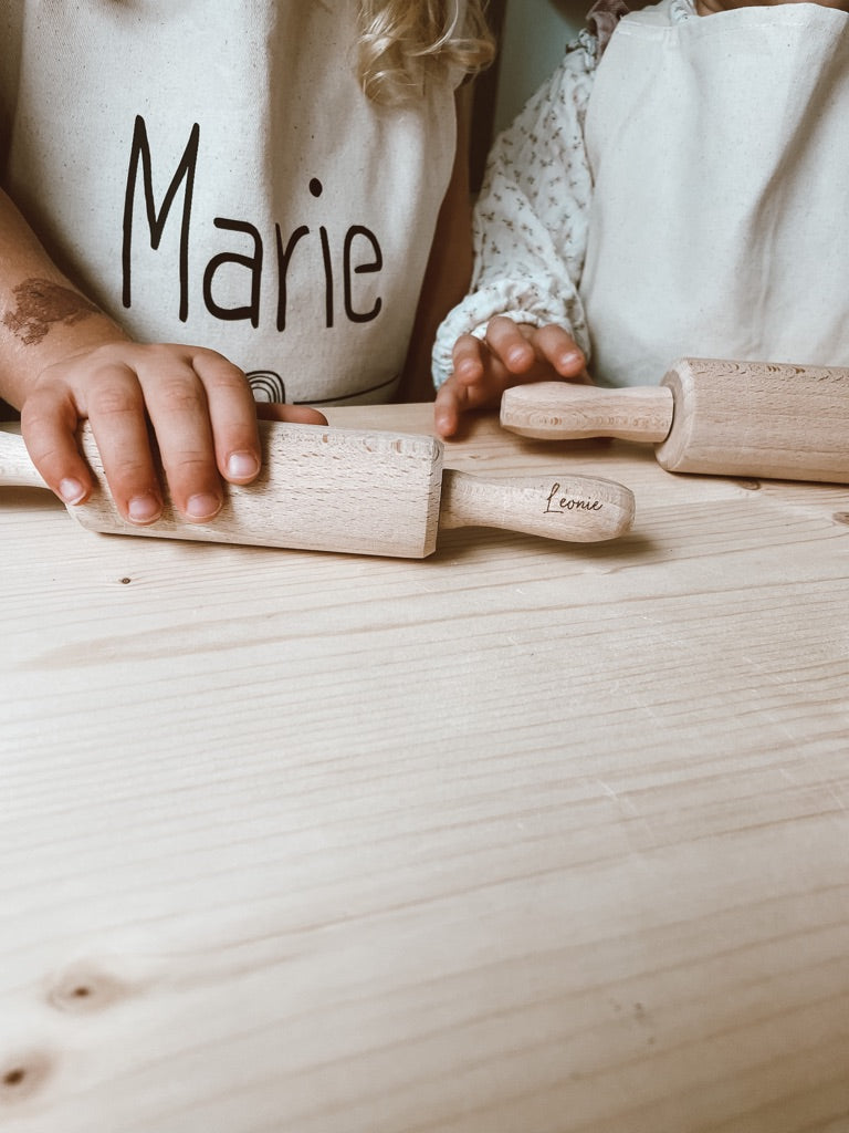 2 Kinder mit personalisierten Holz Teigrollen, Kind mit Kinderschürze mit der Aufschrift "Marie"