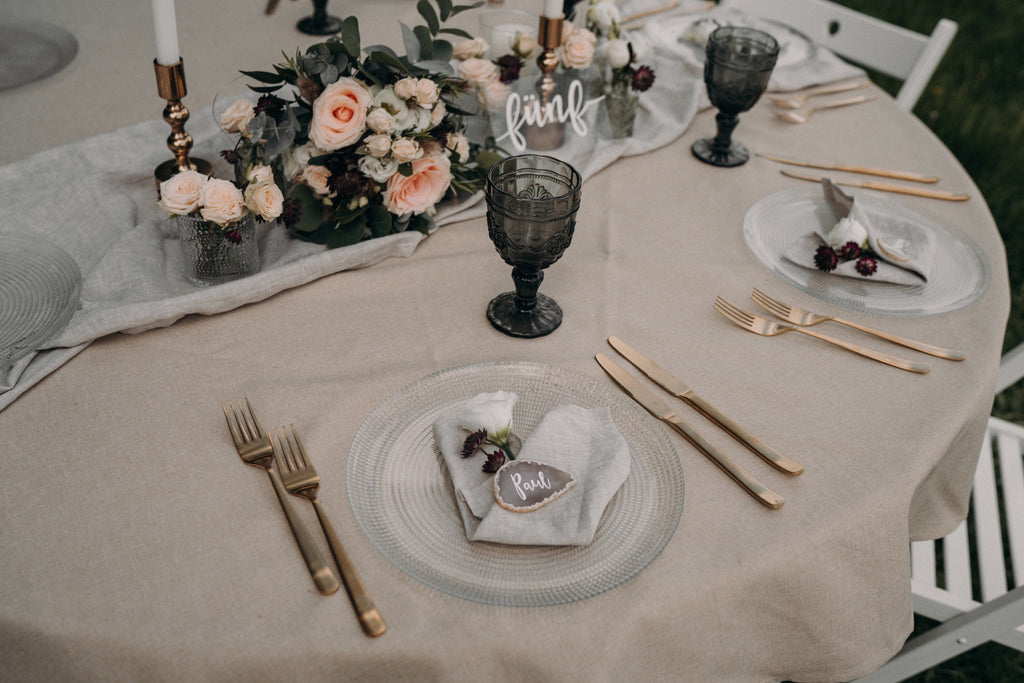 Gedeckter Tisch, Bronze Besteck, Gläser, Trockenblumen in der Mitte des Tisches