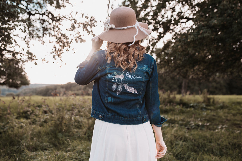 Love; Braut mit Bestickter Jeansjacke; Jeansjacke; Bestickte Jeansjacke mit Love; Bestickte Jeansjacke mit Lovemuster; Natur; Hut; Kleid