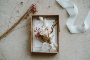 Box mit Trockenblumenstrauß mit Regenbogenanhänger, Weißes Stoffband