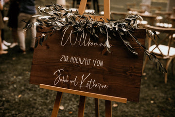 Willkommensschild - Hochzeit Holz, Trockenblumen, Stühle im Hintergrund