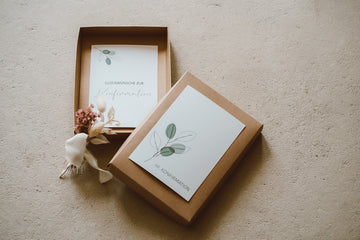 Trockenblumensträußchen, geschenkbox, Karte, Box auf dem Boden