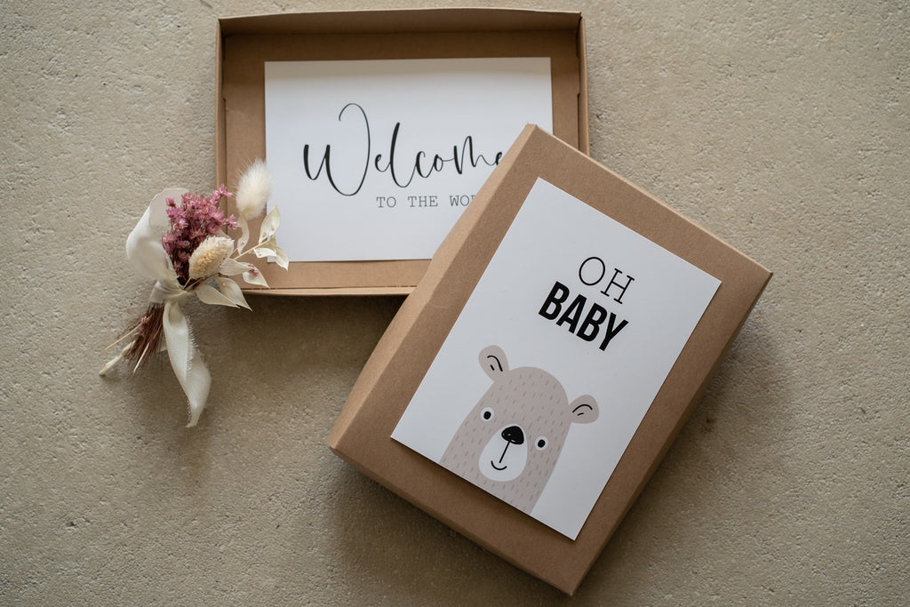 Box mit Karten und einer Trockenblume