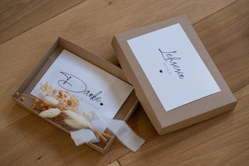 Trockenblumensträußchen, Geschenkbox, Geschenkbox auf dem Boden, Karte