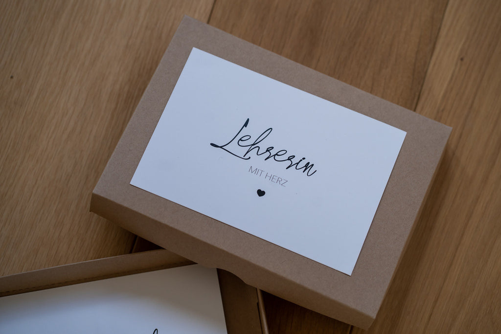 Geschenkbox, Geschenkbox auf dem Boden, Karte