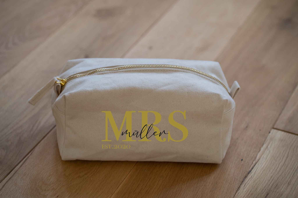 Personalisierte Kosmetiktasche mit der Aufschrift "MRS. Müller"