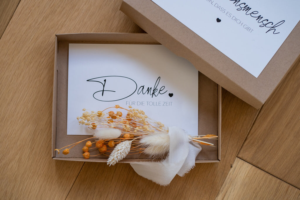 Geschenkbox mit Trockenblumensträußchen, Geschenkbox auf dem Boden, Karte, Holzboden