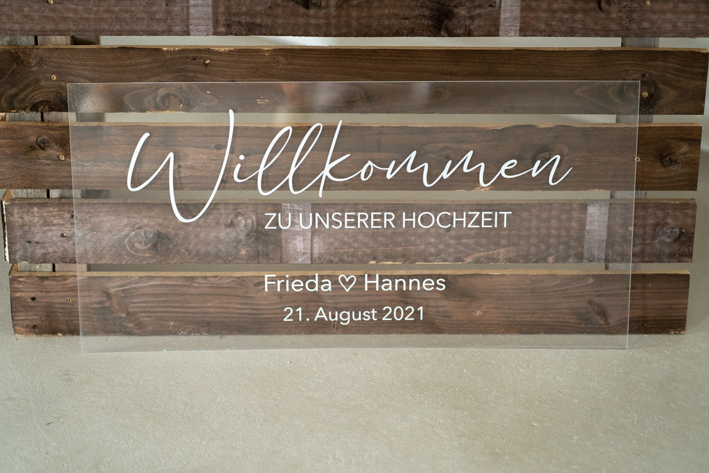 Personalisiertes Acrylglas mit der Aufschrift "Willkommen zu unserer Hochzeit"