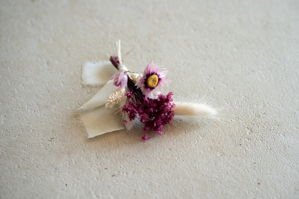 Trockenblumenstrauß mit einem Weißen Stoffband
