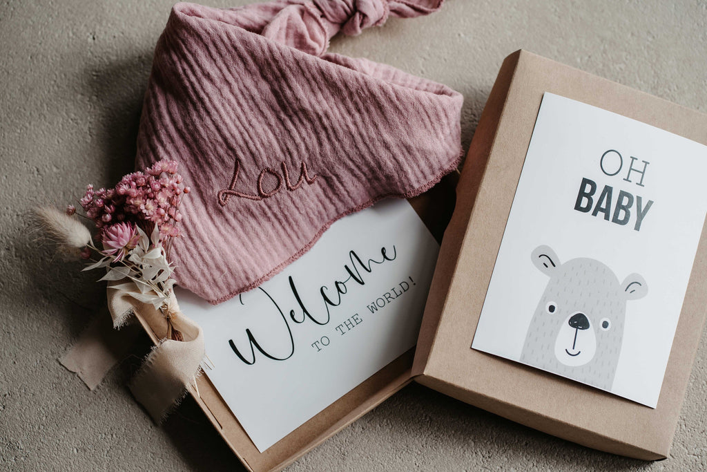 Box mit Karten, Tuch und Trockenblume