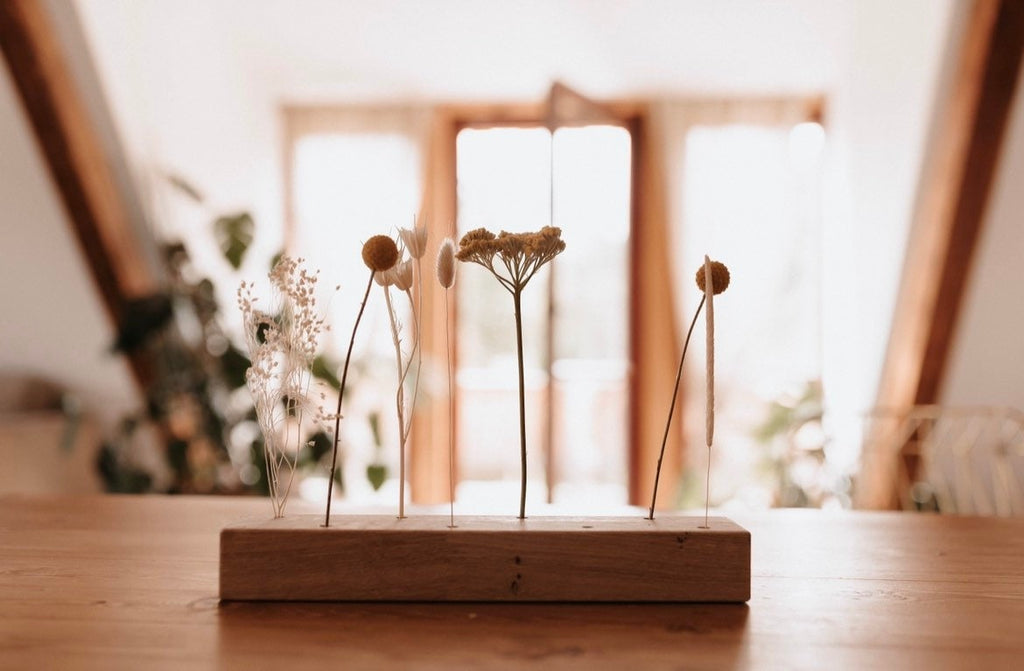 Trockenblumenständer mit sieben Blumen