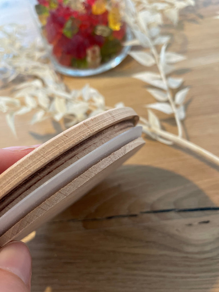 Seitenansicht von einem Holzdeckel, Haribos in einem Glas