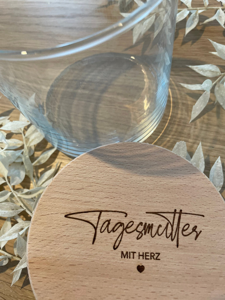 Glas mit einem personalisiertem Holzdeckel 