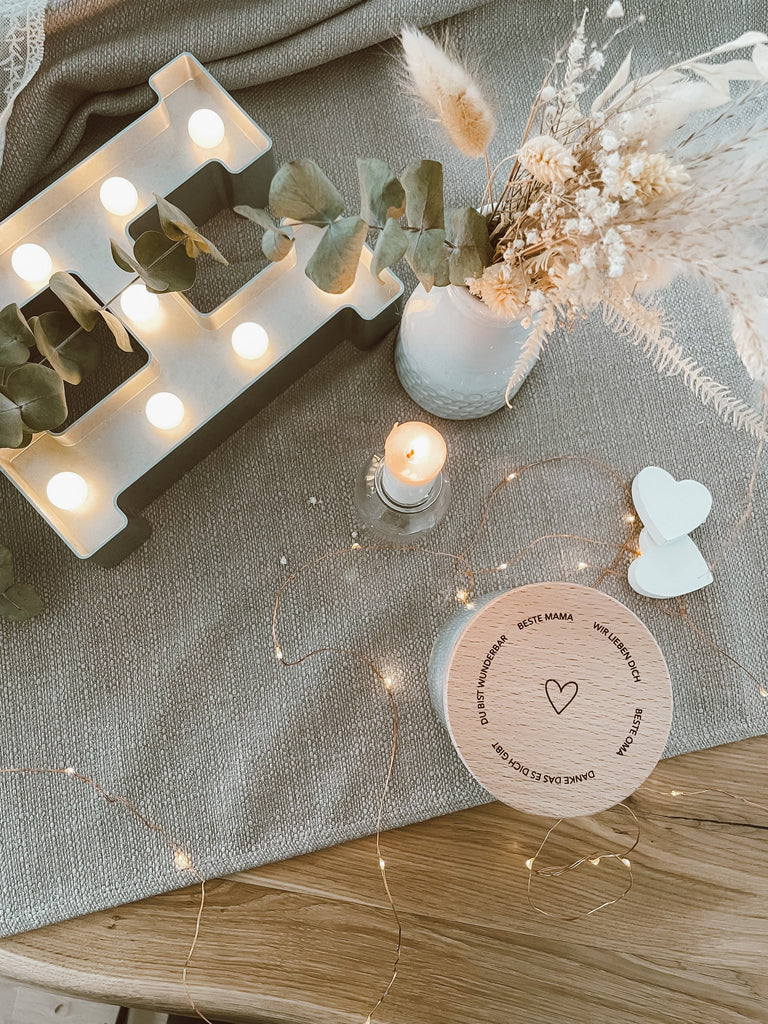 Vorratsglas mit einem personalisiertem Holzdeckel, Kerze, Vase mit Trockenblume, Holz Herzen, Lichterkette, Tischdecke