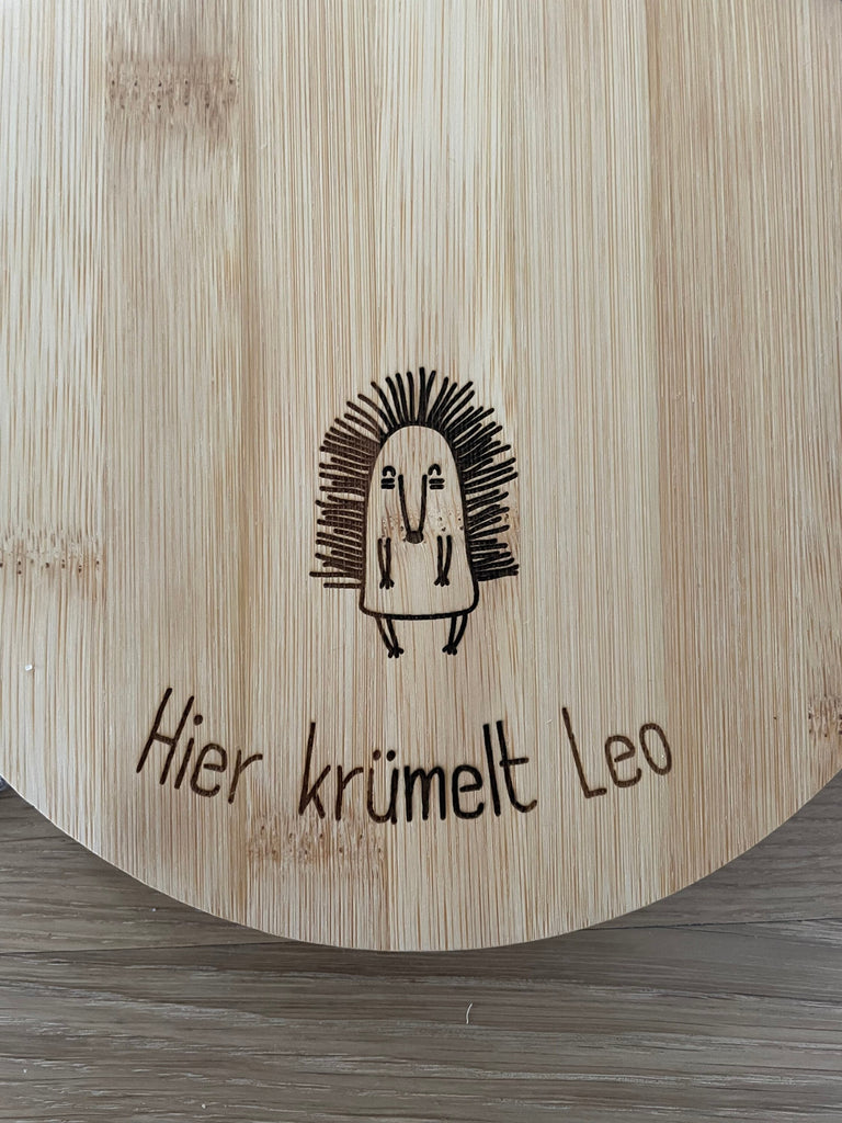 "Hier krümmelt Leo" Frühstücksbrett, Personalisiertes Frühstücksbrett