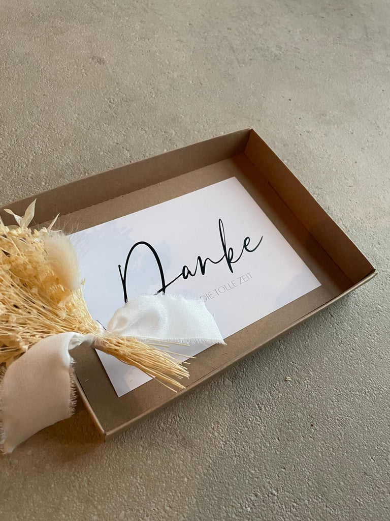 Geschenkbox, Geschenbox auf dem Boden, Trockenblumensträußchen