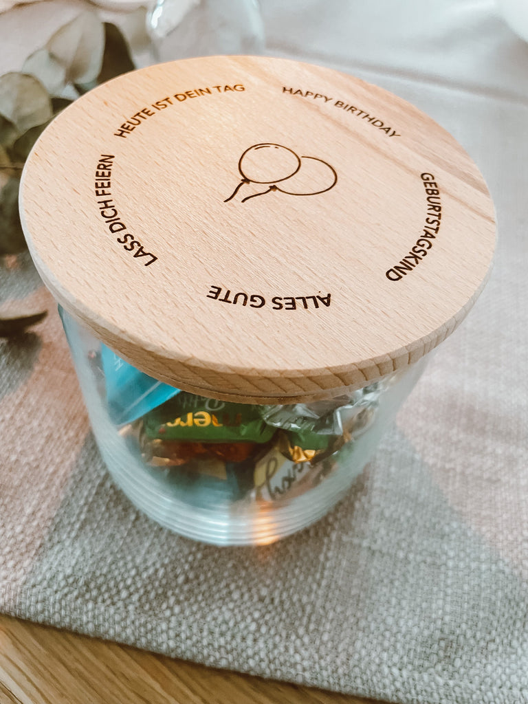 Vorratsglas gefüllt mit Süßigkeiten und einem personalisierten Holzdeckel mit Gravur