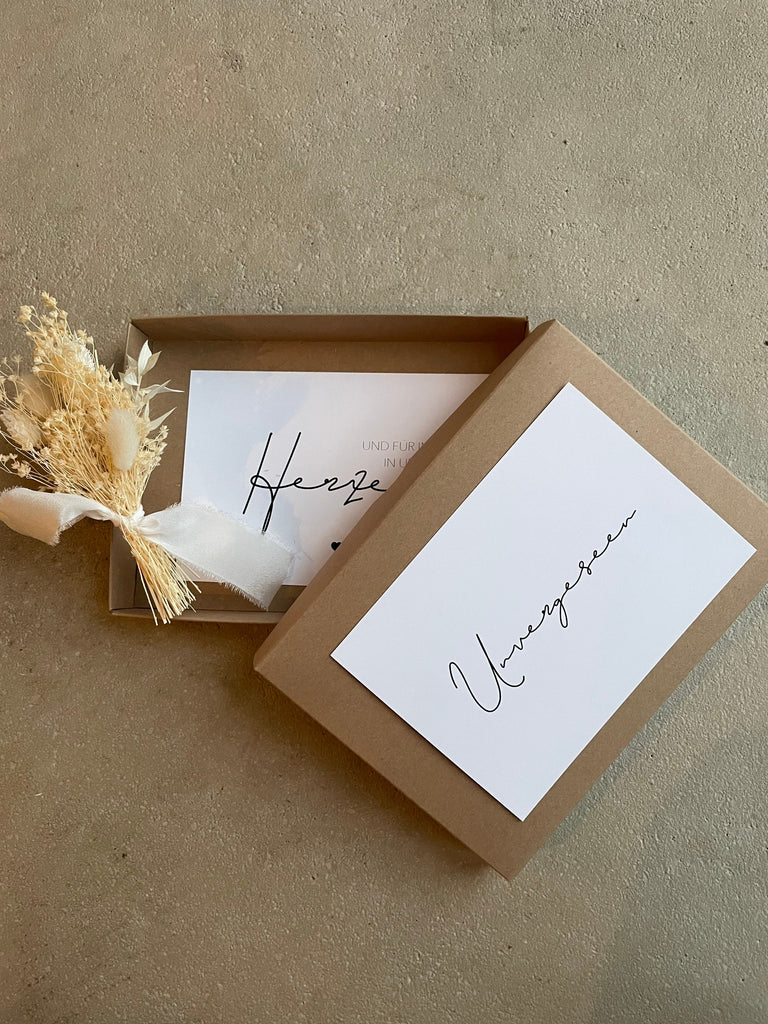 Geöffnete Geschenkbox mit einem Strauß Trockenblumen