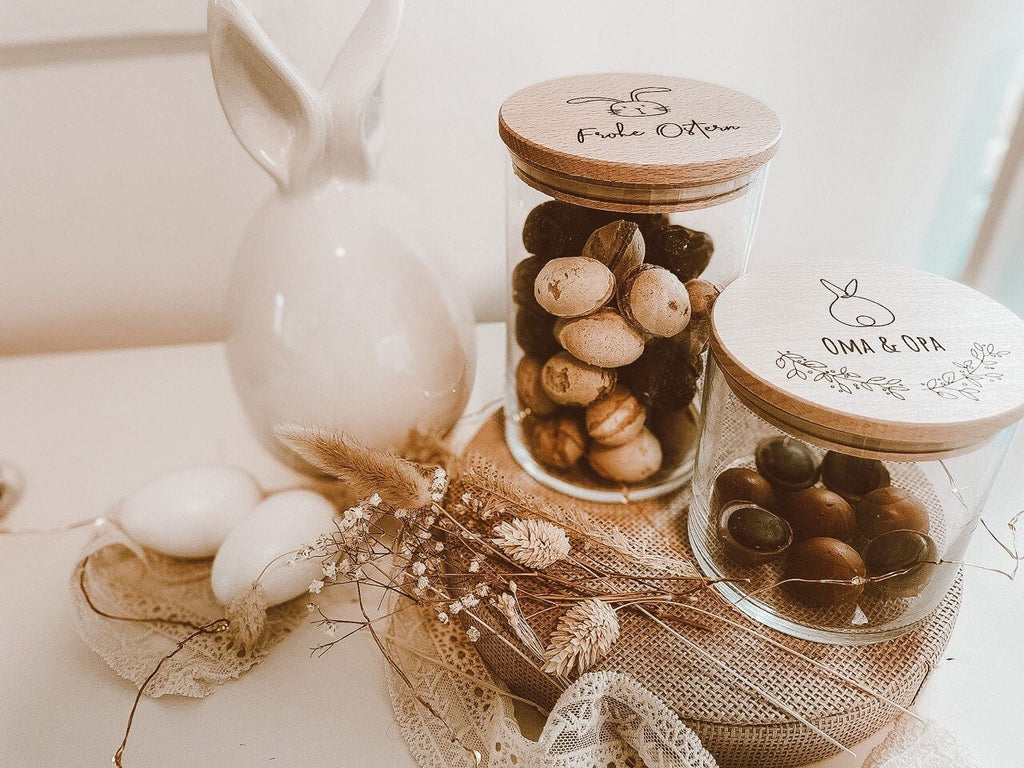 Zwei Vorratsgläser mit einem personalisierten Holzdeckel, Porzellan Hase, Trockenblumen 