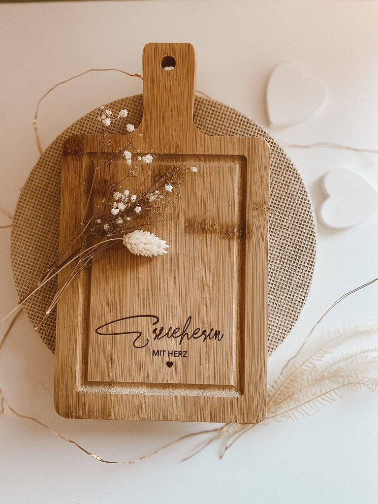 Holzbrett mit Gravur, Trockenblumen, Gravur im Holzbrett, Gravur