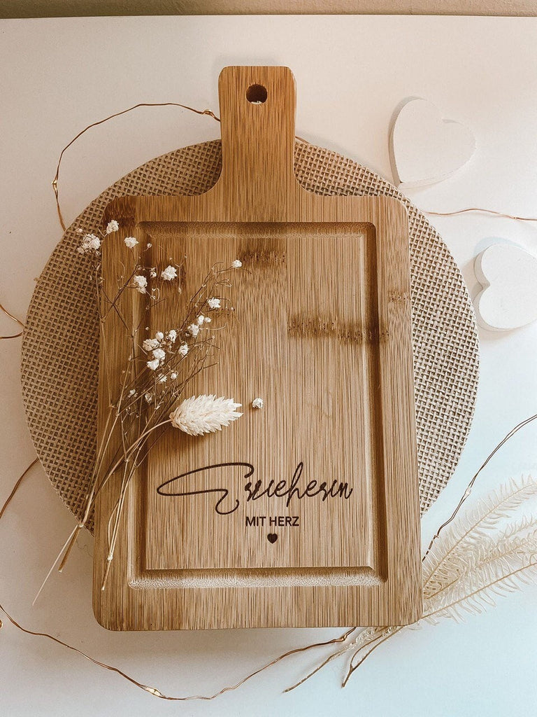 Holzbrett mit Gravur, Trockenblumen, Gravur im Holzbrett, Gravur