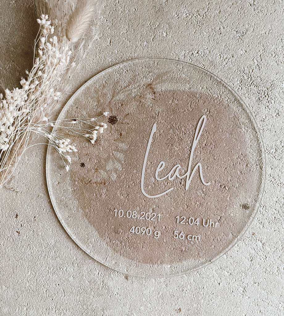 Acrylglas, Geburtstafel auf Boden liegend, Trocken Blumen, "Leah" aufschrift 