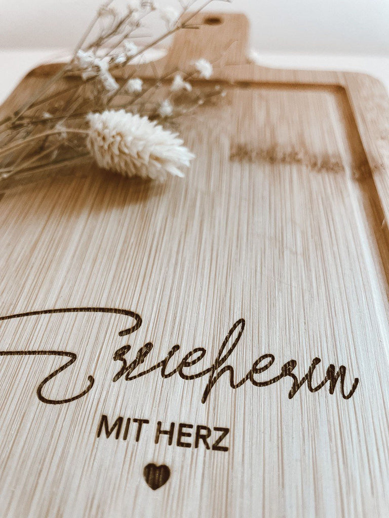 Holzbrett mit Gravur, Trockenblumen, Gravur im Holzbrett, Gravur