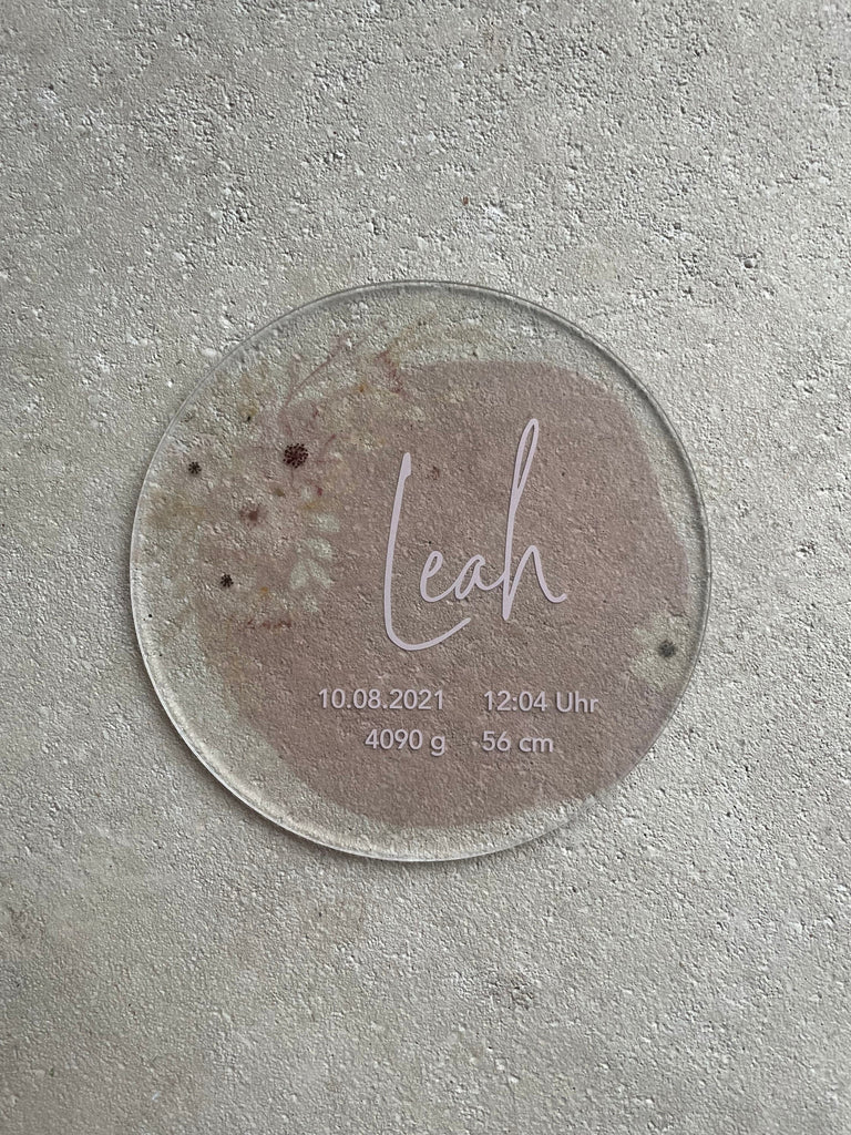 Acrylglas, Geburtstafel auf Boden liegend, "Leah" aufschrift 