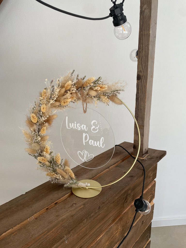 Stehender Trockenblumenkranz mit personalisierter "Luisa & Paul" Acrylglasscheibe