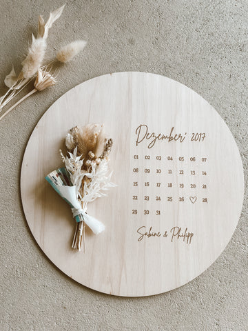 Runder Kalender in dem ein bestimmtes Datum hervorgehoben wird, Personalisiert mit Namen, Trockenblumenstrauß 