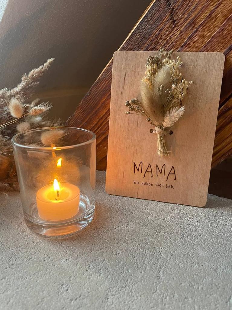 Holzkarte mit Gravur, Brennende Kerze in einem Glas, Trockenblumen