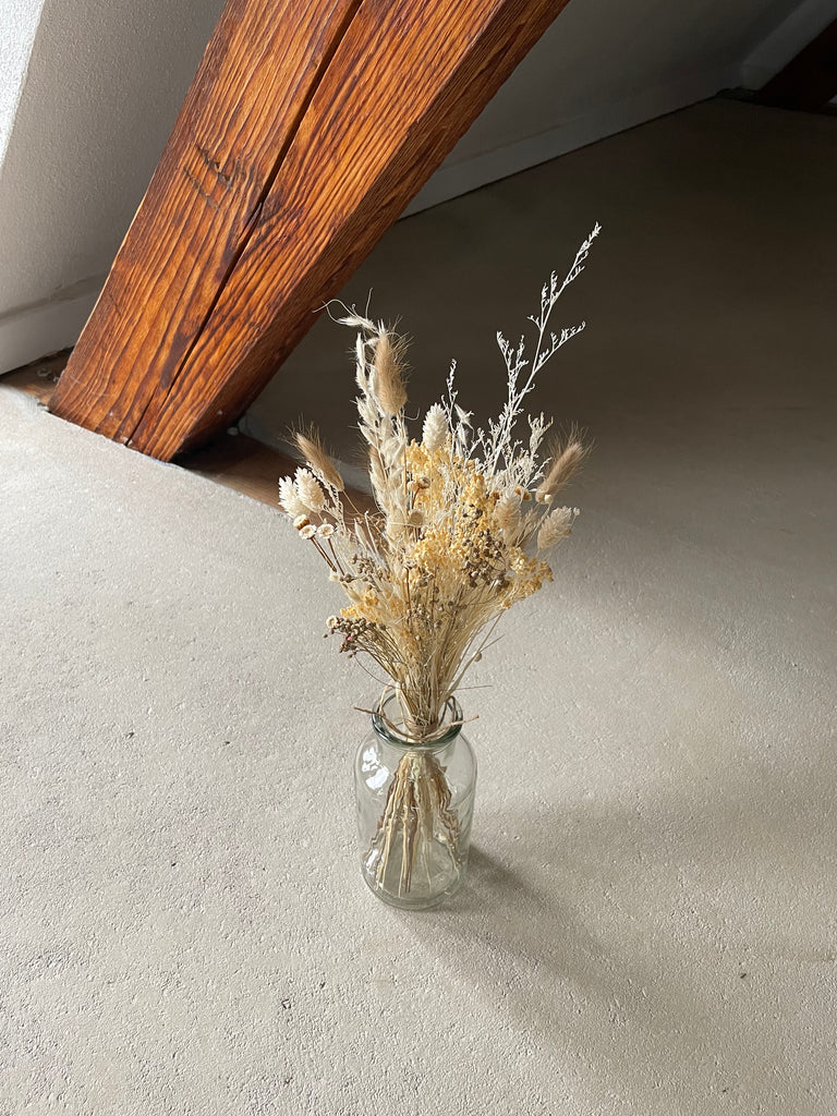 Trockenblumenstrauß in einer Vase