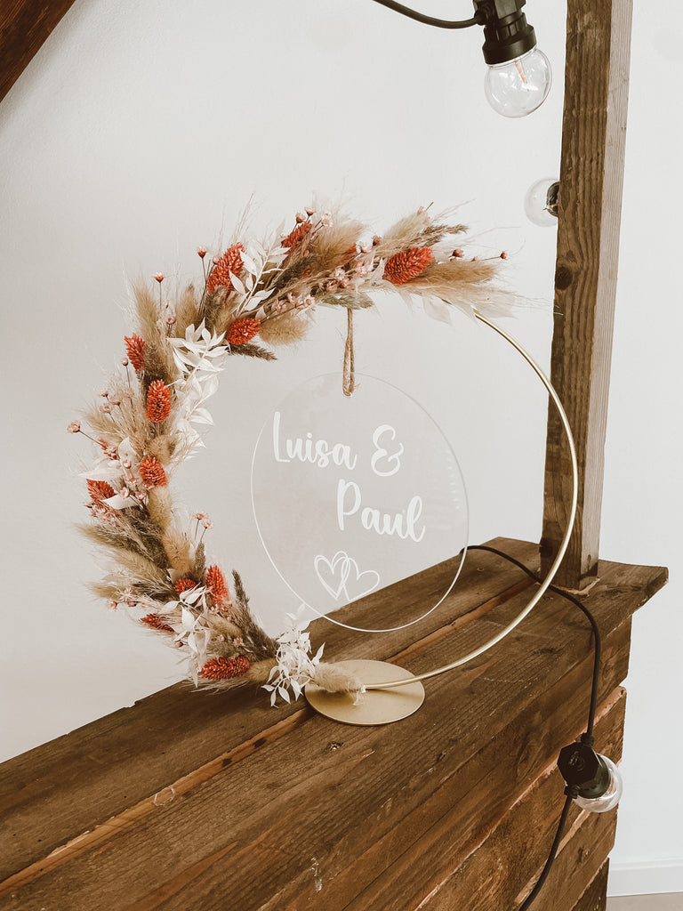 Trockenblumenkranz mit personalisierter "Luisa & Paul" Acrylglasscheibe stehend