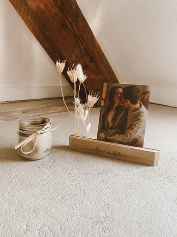 Holzfotoständer, Kerzenglas, Trockenblumen, Pärchenfoto im Holzfotoständer