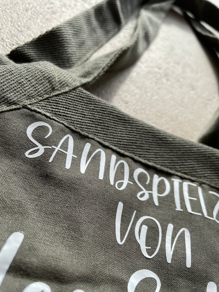 Nahaufnahme von der schwarzen personalisierten Sandspielzeugtasche 