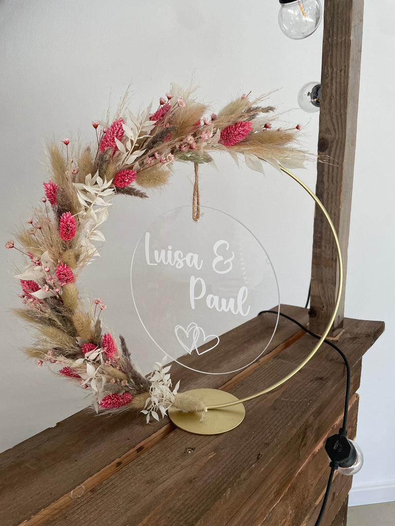 Trockenblumenkranz mit personalisierter "Luisa & Paul" Acrylglasscheibe stehend