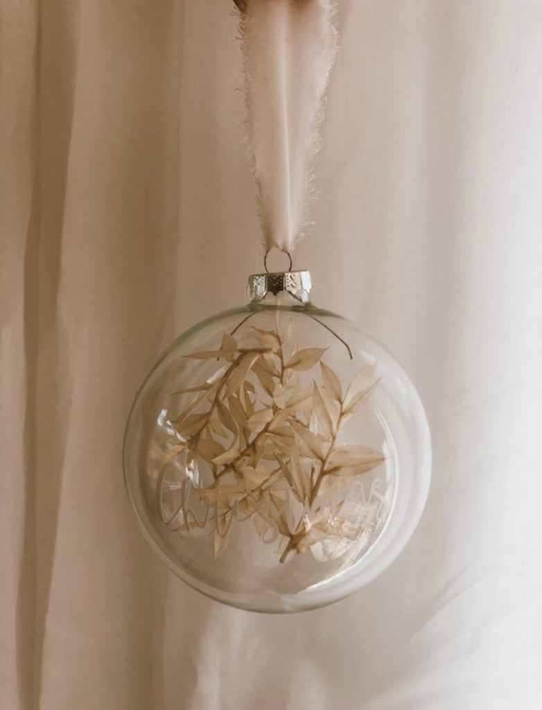 Weihnachtsglaskugel gefüllt mit Trockenblumen und einer personalisierten Schrift, Schilf