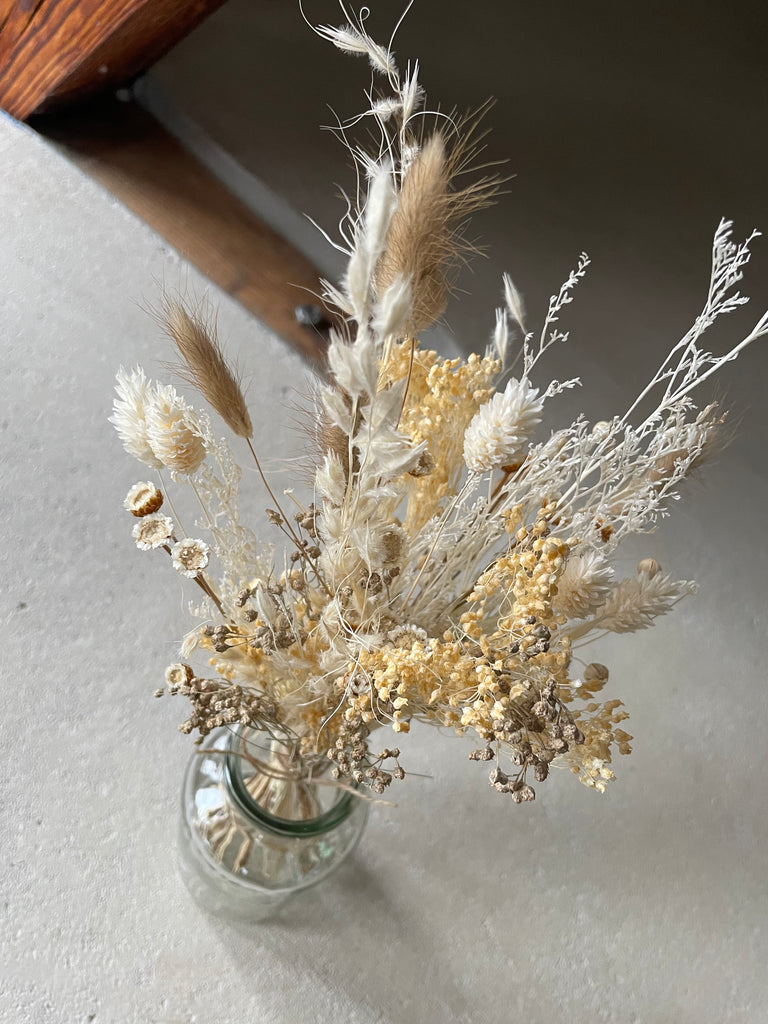 Trockenblumenstrauß in einer Vase
